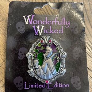 NWT DISNEY Wonderfully Wicked Evil Queen from Trading Pin LIMITED EDITION